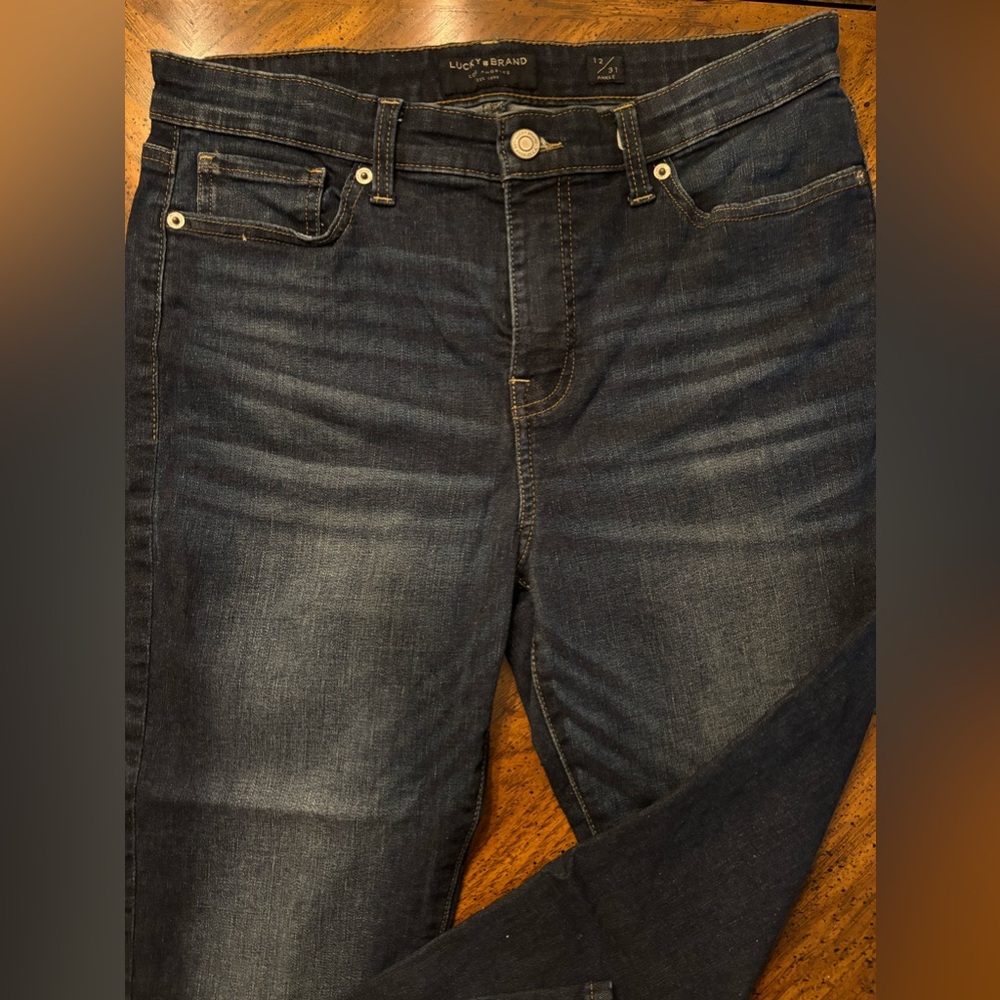 LUCKY JEANS!!! Dark Blue Wash, Slim Leg Capri. PERFECT CONDITION.